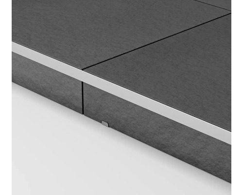 Detailansicht von Bodenfliesen mit Metalleinfassung