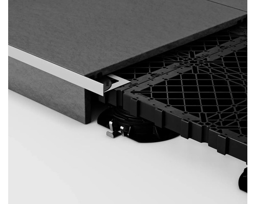 Detailaufnahme einer Terrassenfliese mit Unterkonstruktion und Abschlussprofil für den Terrassenbau