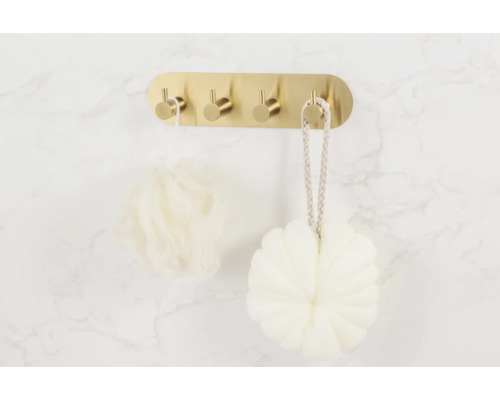 Wandgarderobe mit vier Haken und zwei Badeschwämmen