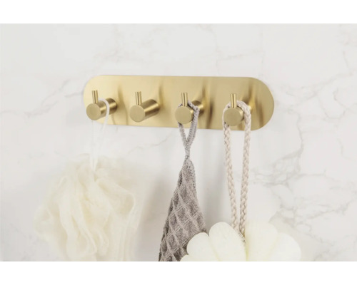 Wandgarderobe mit vier Haken und Badaccessoires