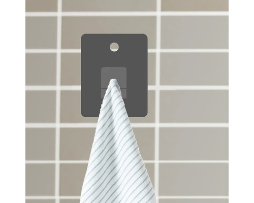 Handtuchhalter mit Handtuch an der Wand