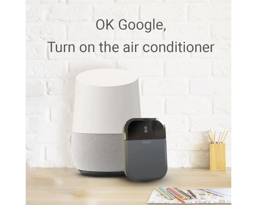 Szene mit einem intelligenten Lautsprecher und einem intelligenten Klimaanlagen-Controller auf einem Tisch