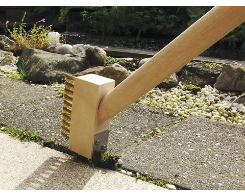 Fugenbürste mit Holzgriff zur Reinigung von Pflastersteinen im Garten