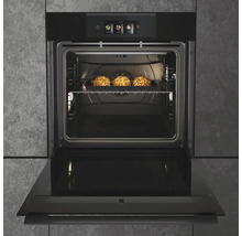 Backofen mit Speisen im Innenraum