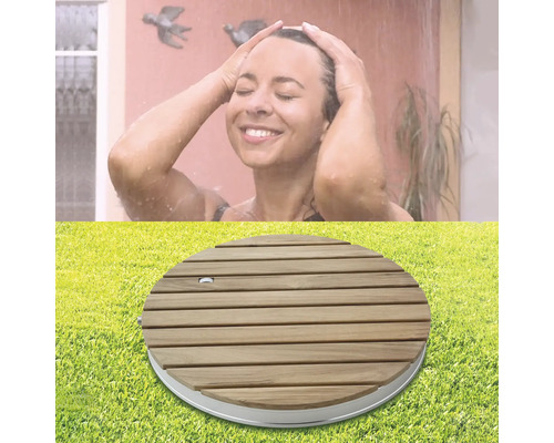 Frau unter der Dusche und Duschpodest aus Holz