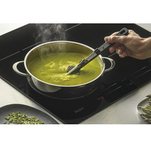 Kochendes Essen auf einem Haier Induktionskochfeld mit Suppenkelle.