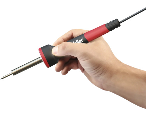 Hand hält Lötkolben