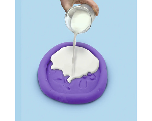 Creme wird in eine Silikonform gegossen