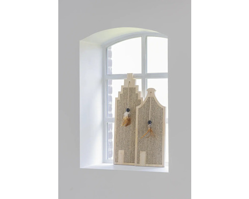 Dekorative Häuser aus Holz mit Anhängern am Fenster