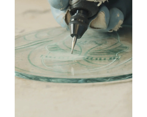 Glasgravur mit einem Gravierwerkzeug