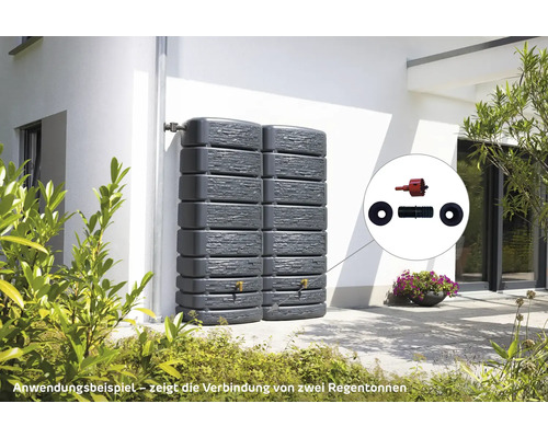 Zwei graue Regentonnen mit Verbindungsstück im Außenbereich.
