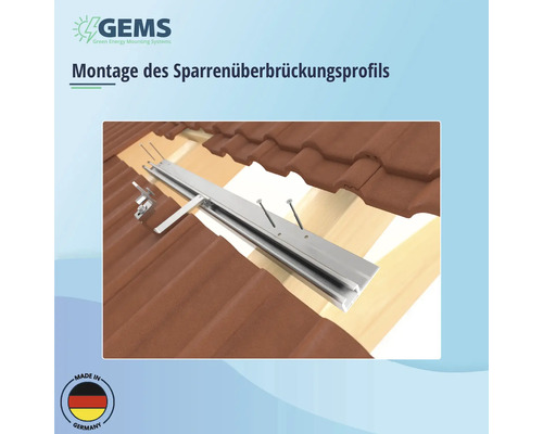 Montage des Sparrenüberbrückungsprofils auf einem Dach mit Ziegeln