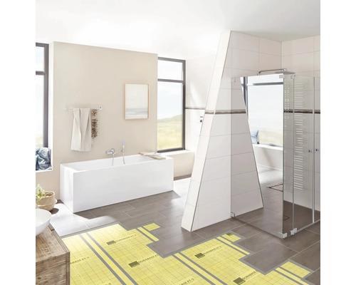 Badezimmer mit Badewanne, Dusche und Fußbodenheizung unter grauen Fliesen.