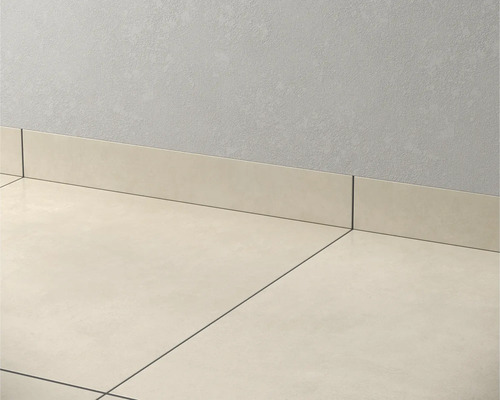 Verlegung von Fliesen mit Sockelleiste an der Wand