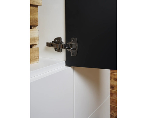 Scharnier an einer schwarzen Tür befestigt