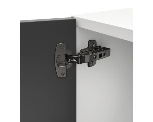 Scharnier an einer Schranktür befestigt