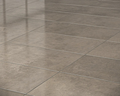 Bodenansicht mit rechteckigen Keramikfliesen