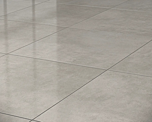 Verlegte Bodenfliesen mit matter Oberfläche