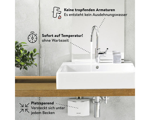 Szene eines Badezimmers mit Waschbecken, Armatur und einem elektronischen Durchlauferhitzer unter dem Waschbecken.