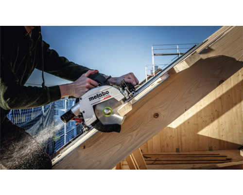 Handwerker sägt Holz mit einer Metabo Kreissäge.