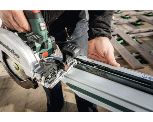 Metabo Logo. Mann bedient eine Metabo Tauchsäge auf einer Führungsschiene.