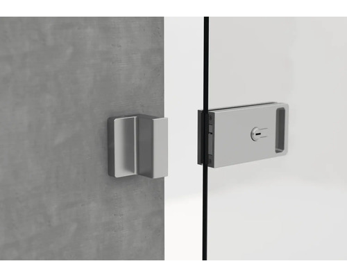 Detailansicht einer Glasduschtür mit Griff und Schloss