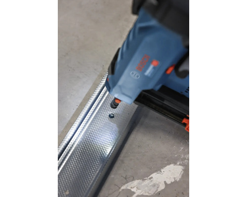 Bosch Logo. Eine Nietpistole befestigt ein Metallprofil.