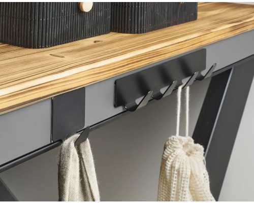 Detailansicht eines Wandtischs mit Hakenleiste und Accessoires