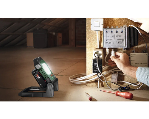 Szene im Dachgeschoss mit Akku-Baustrahler und elektrischen Installationen