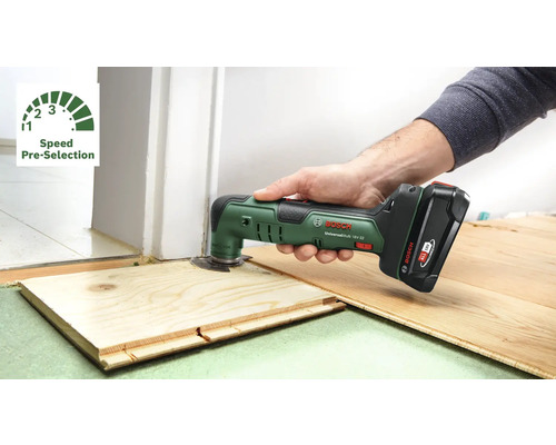 Bosch Multifunktionswerkzeug im Einsatz zum Schneiden von Holz