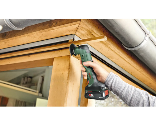 Bosch Logo. Person benutzt Multifunktionswerkzeug zum Schneiden von Holz.