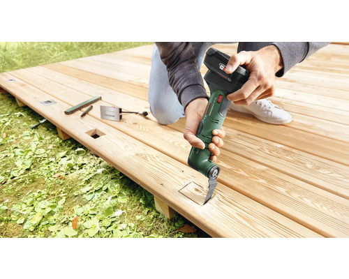 Akkubetriebenes Multifunktionswerkzeug im Einsatz auf Holzterrasse.