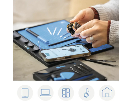 iFixit Reparaturset mit Handy, Smartwatch und Werkzeugen auf einer Arbeitsmatte.