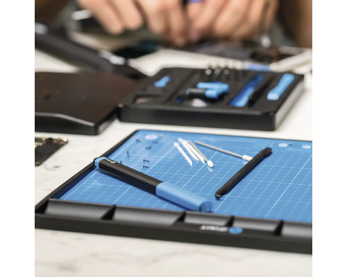 Werkzeugsatz und magnetische Unterlage für Reparaturen