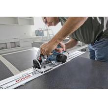 Handwerker benutzt Handkreissäge mit Führungsschiene zum Zuschneiden einer Arbeitsplatte