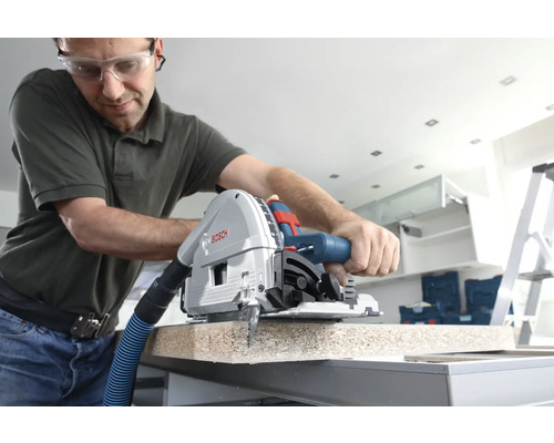 Ein Mann benutzt eine Bosch Tauchsäge, um ein Werkstück zu sägen.