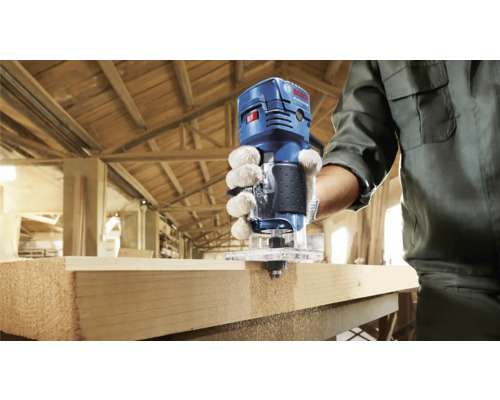 Eine Oberfräse in Aktion beim Bearbeiten eines Holzstücks.