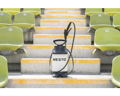 Mesto Drucksprühgerät auf einer Betontreppe mit gelben Markierungen und grünen Sitzen