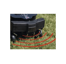 Nahaufnahme eines Rasenmähroboters auf Gras mit Hinderniserkennung