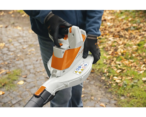 Laubbläser in der Hand einer Person