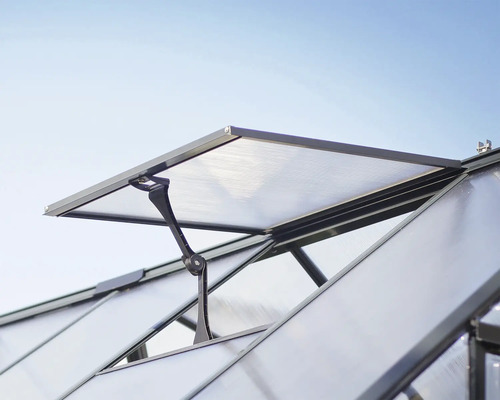 Detailansicht eines geöffneten Dachfensters an einem Gewächshaus zur Belüftung