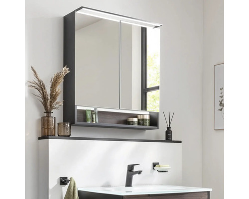 Badezimmer mit Spiegelschrank, Waschbecken und Armatur