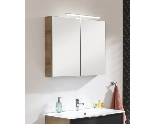 Badezimmer mit Spiegelschrank und Waschbeckenunterschrank