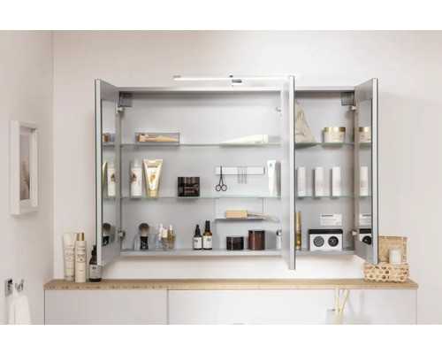 Offener Spiegelschrank mit Glasregalen und Badezimmerartikeln