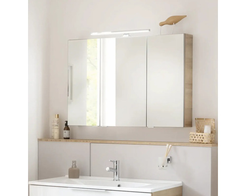 Badezimmer mit Spiegelschrank, Waschbecken und Armatur