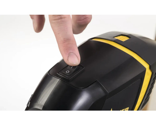 Ein Finger betätigt den Schalter einer Farbspritzpistole.