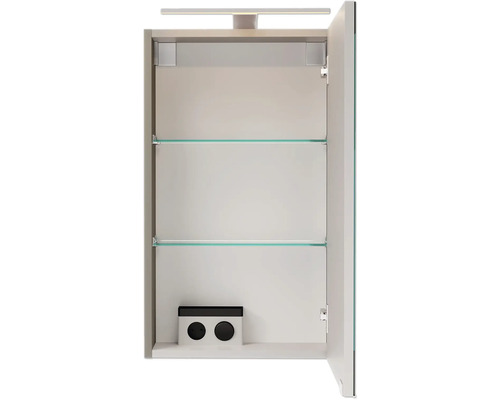 Geöffneter Spiegelschrank mit zwei Glasablagen und einer Steckdose