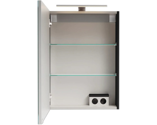 Geöffneter Spiegelschrank mit zwei Glasböden und Steckdosenelement