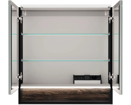 Geöffneter Spiegelschrank mit Glasböden und Beleuchtung