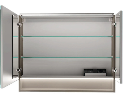 Offener Spiegelschrank mit zwei Glastablaren und Beleuchtung